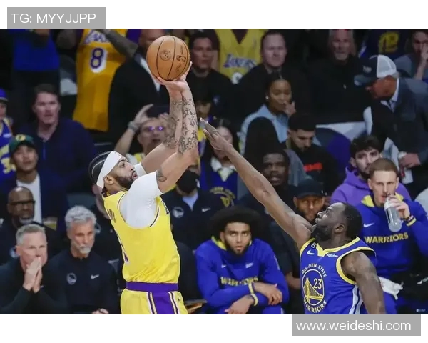 冲突升级！浓眉与教练发生激烈争执